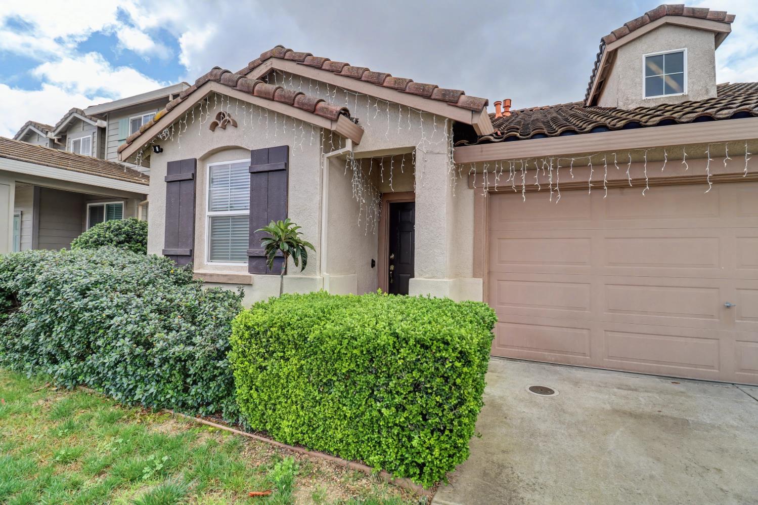 10056 Wexted Way Elk Grove, CA 95757 - Photo 5 of 39 a front view of a house with garden