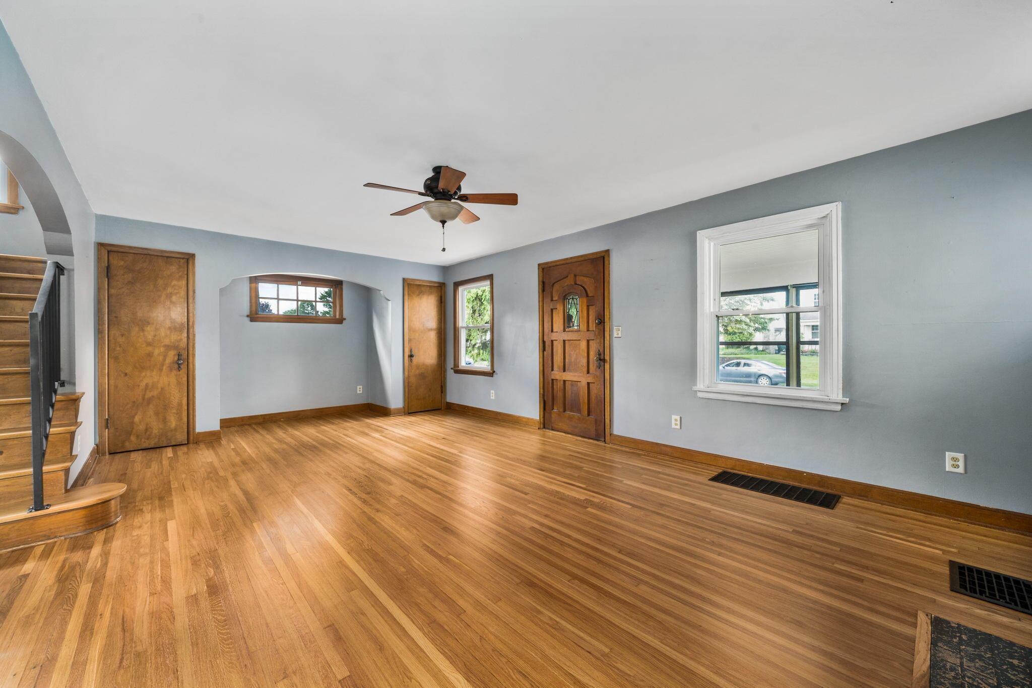 580 Salisbury Road Columbus, OH 43204 - Photo 5 of 43 Living Room