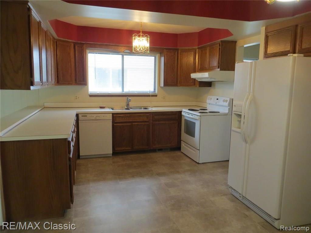 1340 Milverton Road Troy, MI 48083 - Photo 2 of 10 Generous Kitchen - Updated Flooring