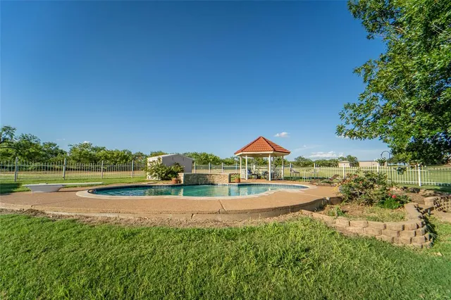 $489,000 | 8 Northglen Road, Breckenridge, TX 76424