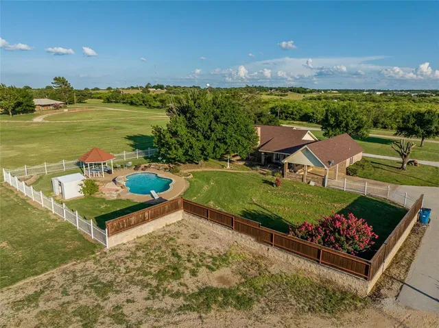 $489,000 | 8 Northglen Road, Breckenridge, TX 76424