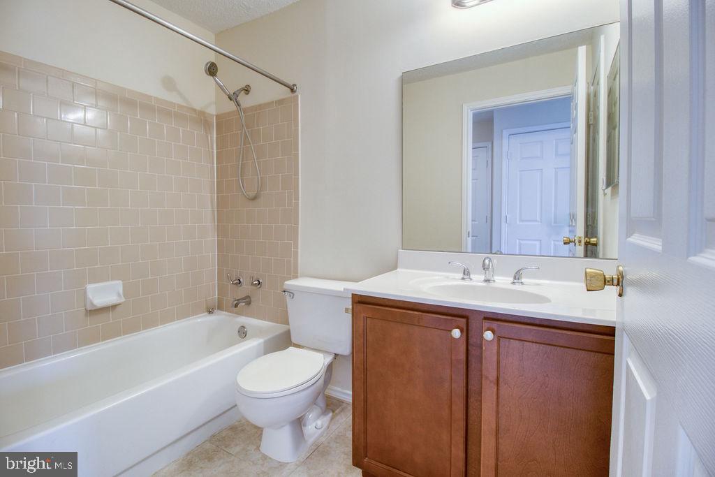 21024 Timber Ridge Terrace, Unit 303 Ashburn, VA 20147 - Photo 25 of 42 Secondary Full Bathroom