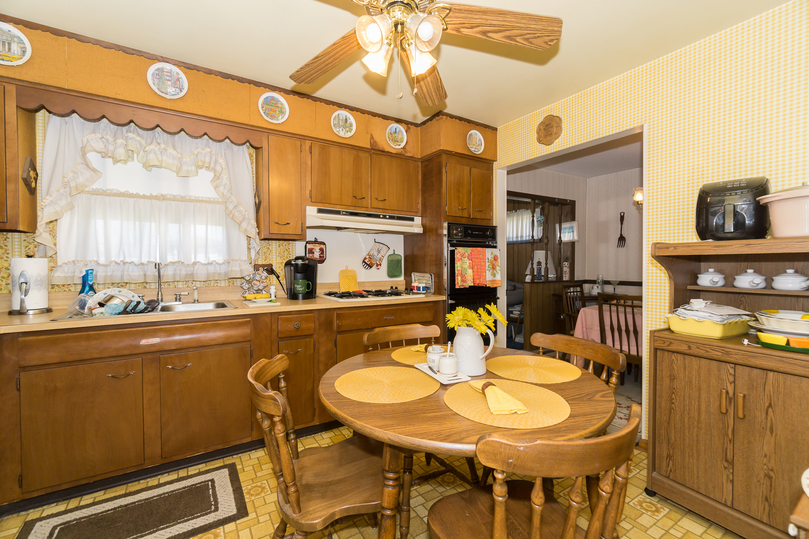 78 Evergreen Street Addison, IL 60101 - Photo 6 of 16 a dining table with chairs and window