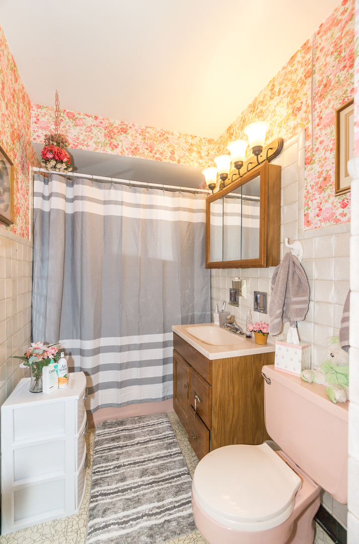 78 Evergreen Street Addison, IL 60101 - Photo 8 of 16 a bathroom with a sink a toilet and tub