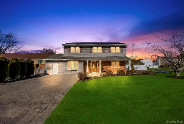 $849,888 | 3 Avelaine Court, Babylon, NY 11702