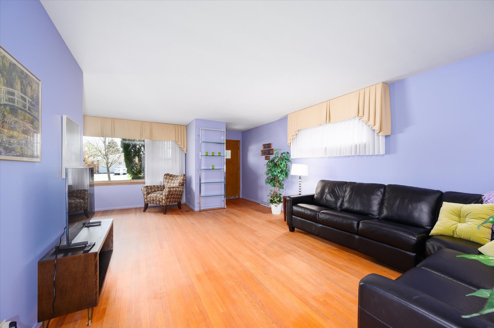 366 Lance Drive Des Plaines, IL 60016 - Photo 5 of 33 a living room with furniture and a couch
