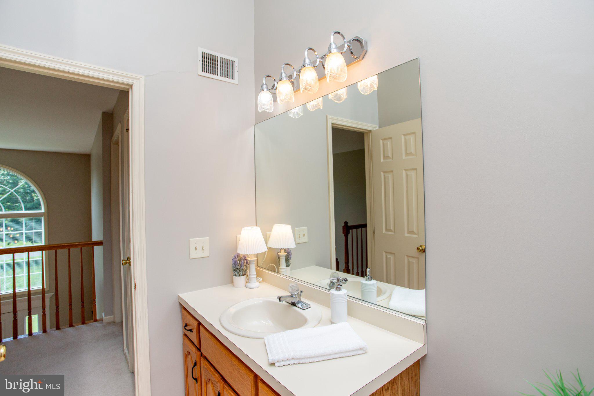 25 Farmhouse Road Milford, NJ 08848 - Photo 35 of 46 2nd floor full bath