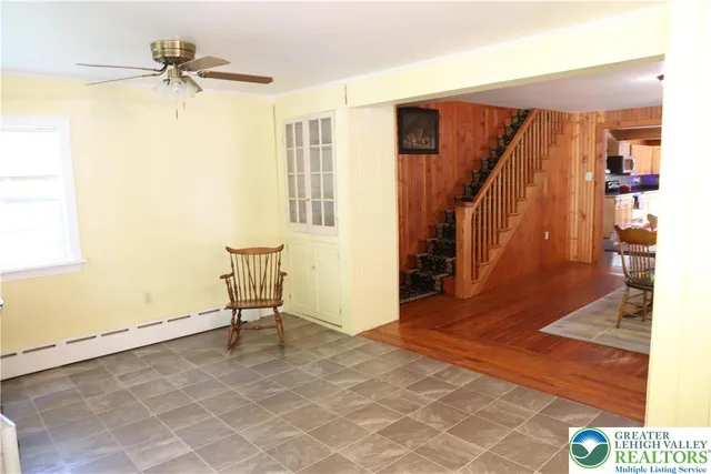 a view of an entryway with a workspace