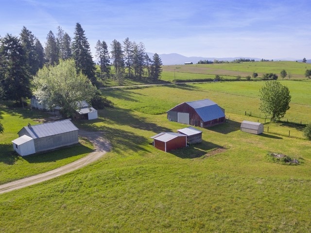711 Milan Farms Road Elk, WA 99009 - Photo 3 of 20