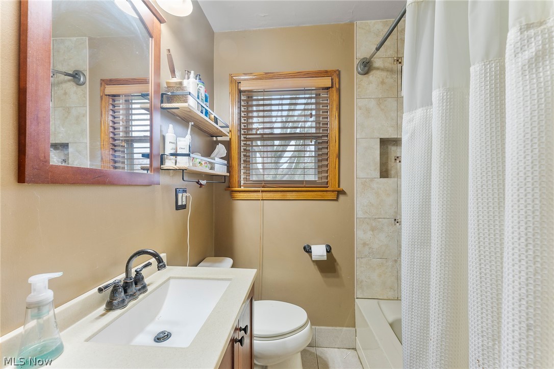 980 Ohltown Girard Road Mineral Ridge, OH 44440 - Photo 19 of 27 Bath between the first floor bedrooms