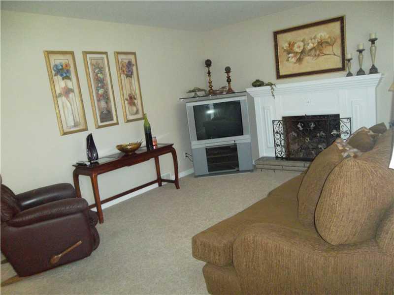 16 Shenango Road New Castle, PA 16105 - Photo 4 of 21 Living Room.