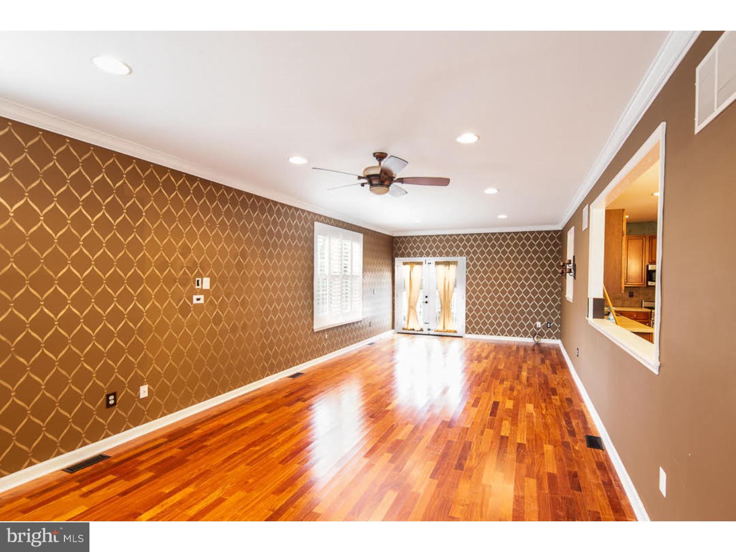 910 Denston Road Thorofare, NJ 08086 - Photo 7 of 19 Living Room
