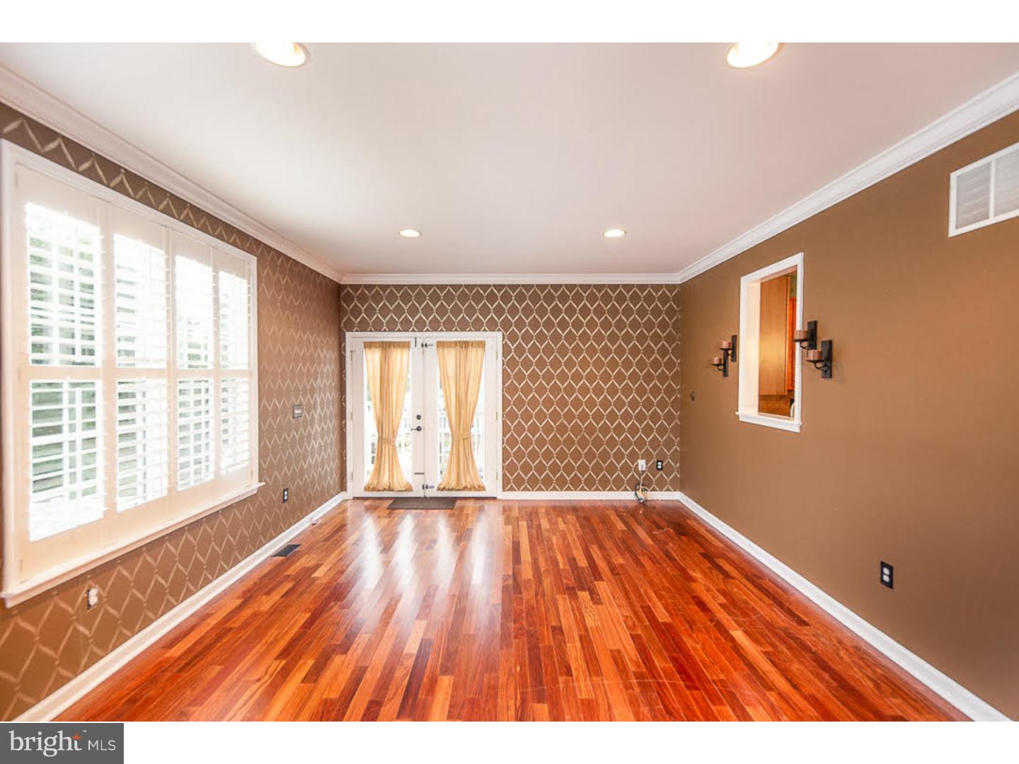910 Denston Road Thorofare, NJ 08086 - Photo 8 of 19 Living Room