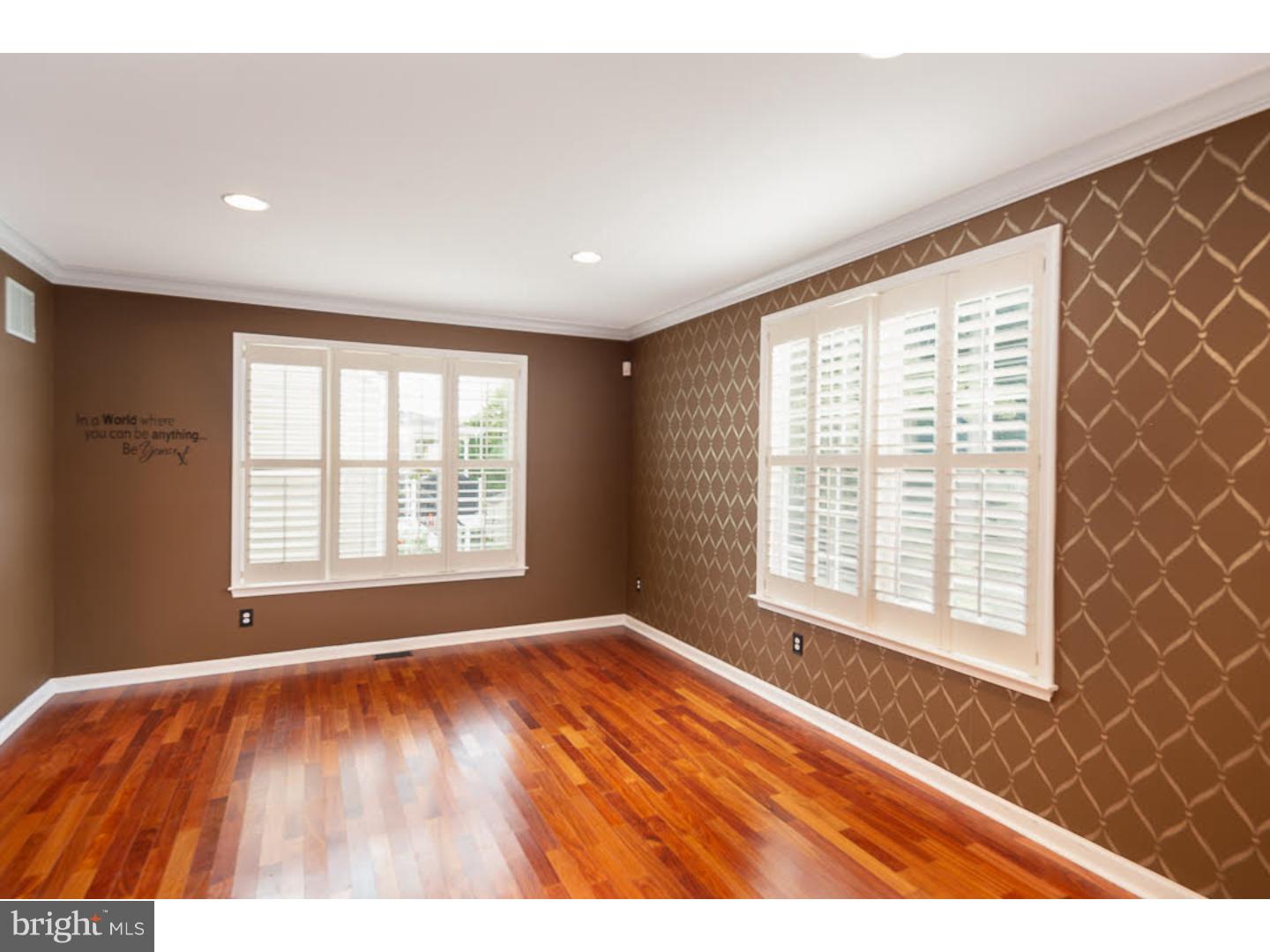 910 Denston Road Thorofare, NJ 08086 - Photo 9 of 19 Living Room