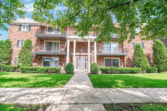 $2,350 | 21 South Waiola Avenue, Unit 7, La Grange, IL 60525