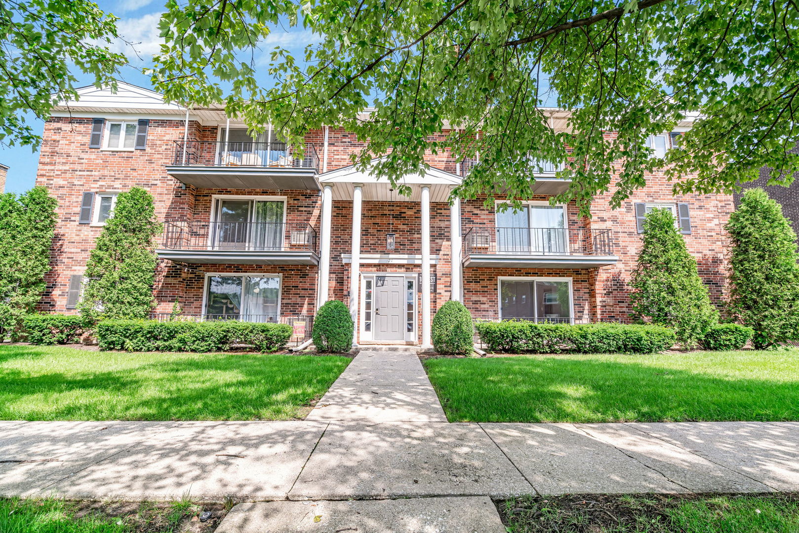 21 South Waiola Avenue, Unit 7 La Grange, IL 60525 - Photo 2 of 18 a front view of a house with a yard