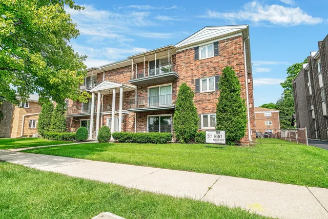 $2,350 | 21 South Waiola Avenue, Unit 7, La Grange, IL 60525