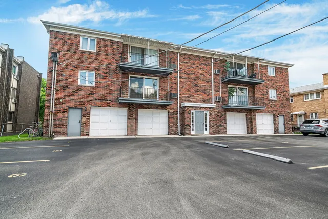 $2,350 | 21 South Waiola Avenue, Unit 7, La Grange, IL 60525