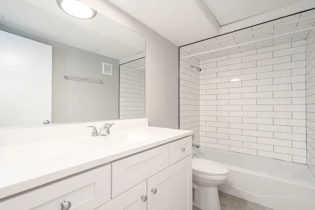 $2,350 | 21 South Waiola Avenue, Unit 7, La Grange, IL 60525