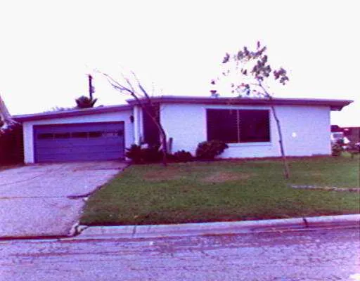 a view of a yard with a house