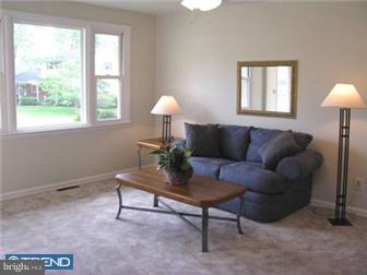33 Greenridge Road Newark, DE 19711 - Photo 3 of 12 Living Room