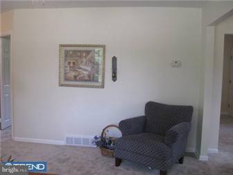 33 Greenridge Road Newark, DE 19711 - Photo 4 of 12 Living Room