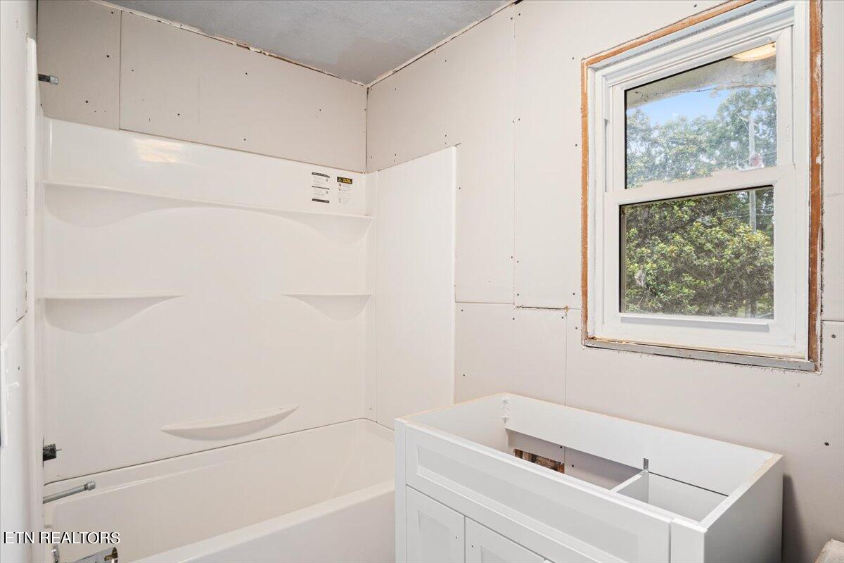 4201 Sullivan Road Knoxville, TN 37921 - Photo 16 of 25 16-Primary Bathroom