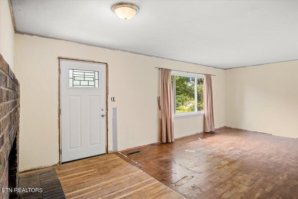 4201 Sullivan Road Knoxville, TN 37921 - Photo 3 of 25 03-Living Room