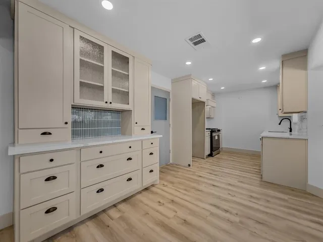 a view of a livingroom with furniture