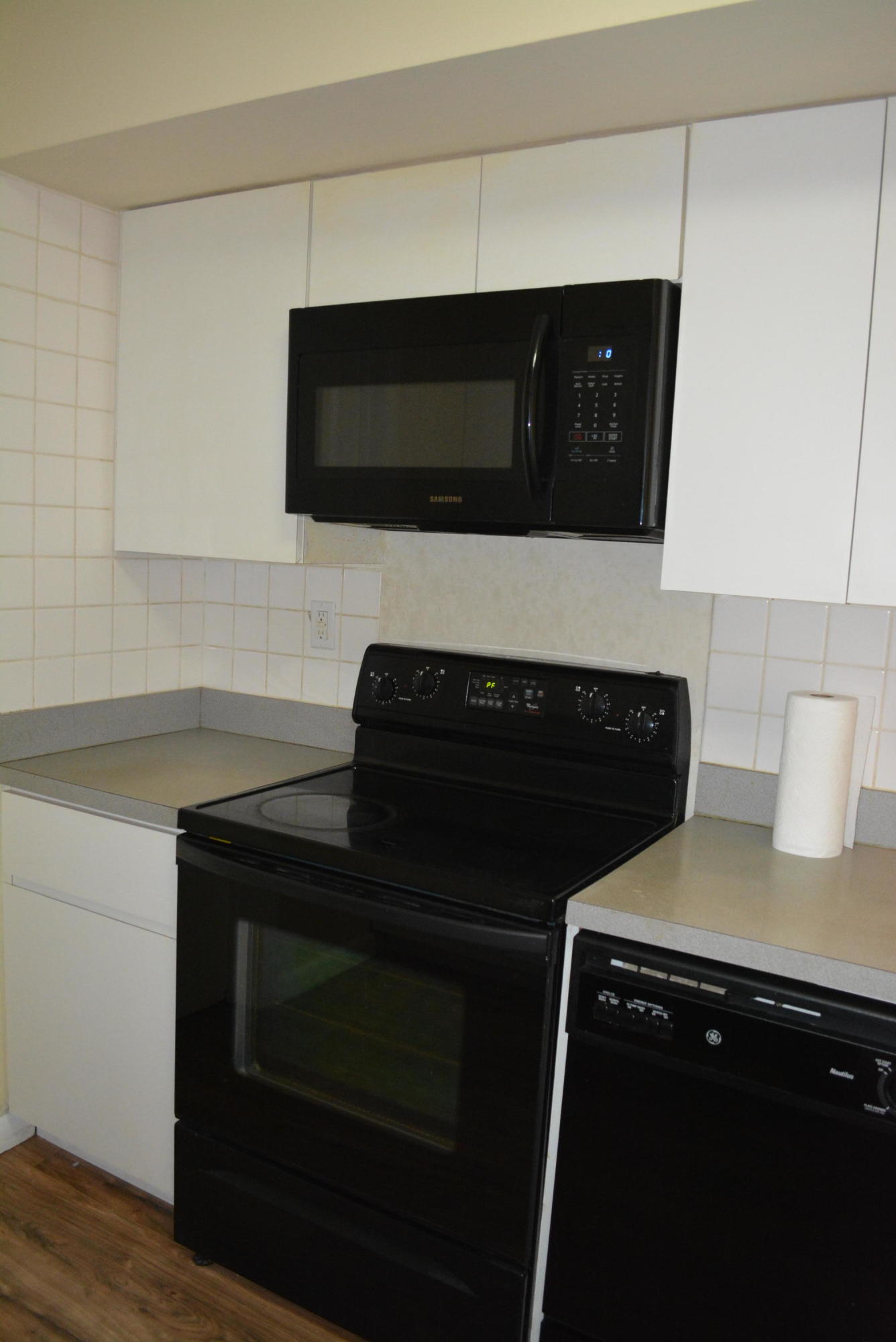 28520 Southwest 146th Avenue Homestead, FL 33033 - Photo 21 of 23 a kitchen with a sink and a microwave