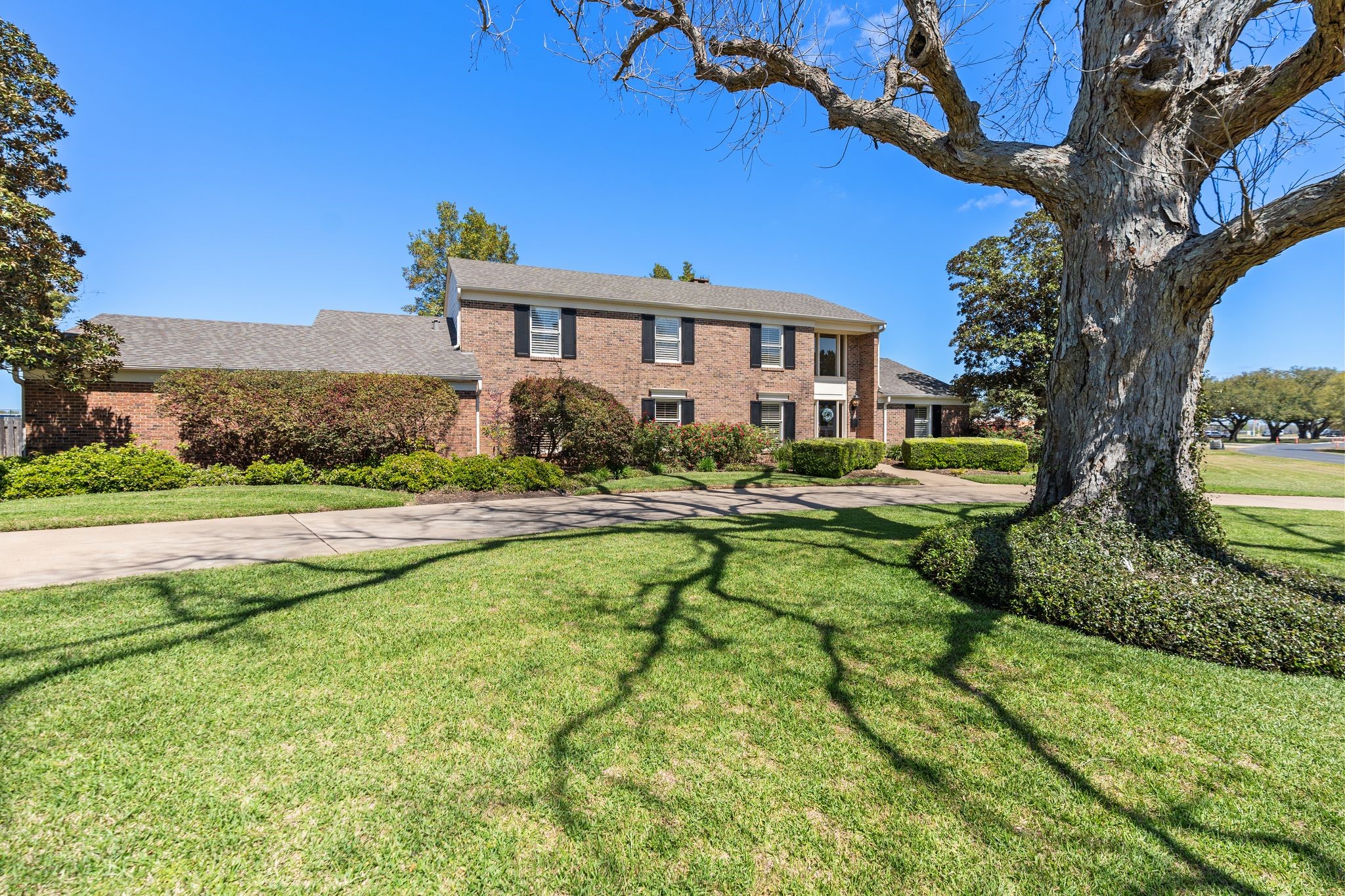 905 Sunny Lane Wharton, TX 77488 - Photo 7 of 50 a front view of a house with swimming pool having outdoor seating