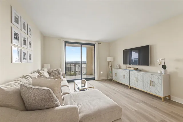 $319,900 | 300 South Duval Street, Unit 1608, Tallahassee, FL 32301