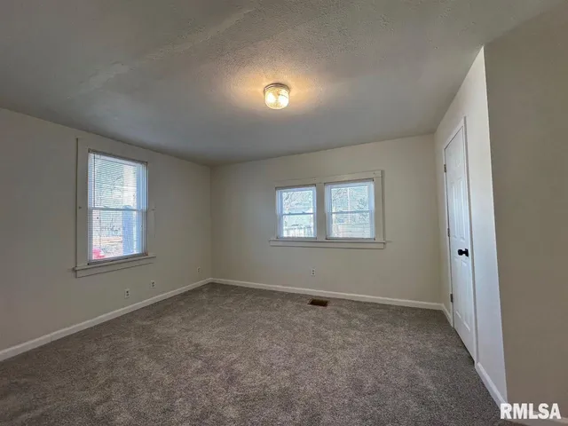 $1,400 | 146 North State Street, Springfield, IL 62702