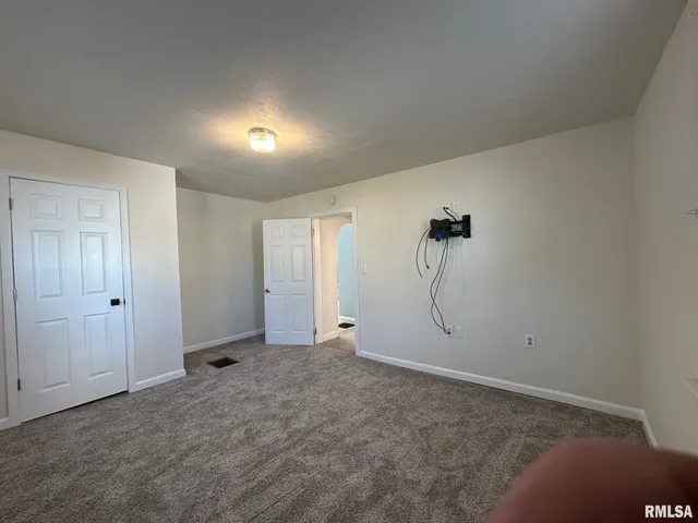 $1,400 | 146 North State Street, Springfield, IL 62702