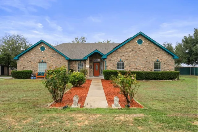 a view of a house with backyard and garden