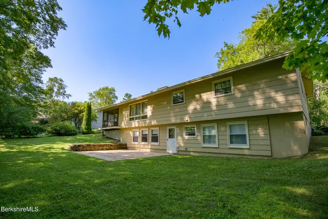 a view of house with a yard