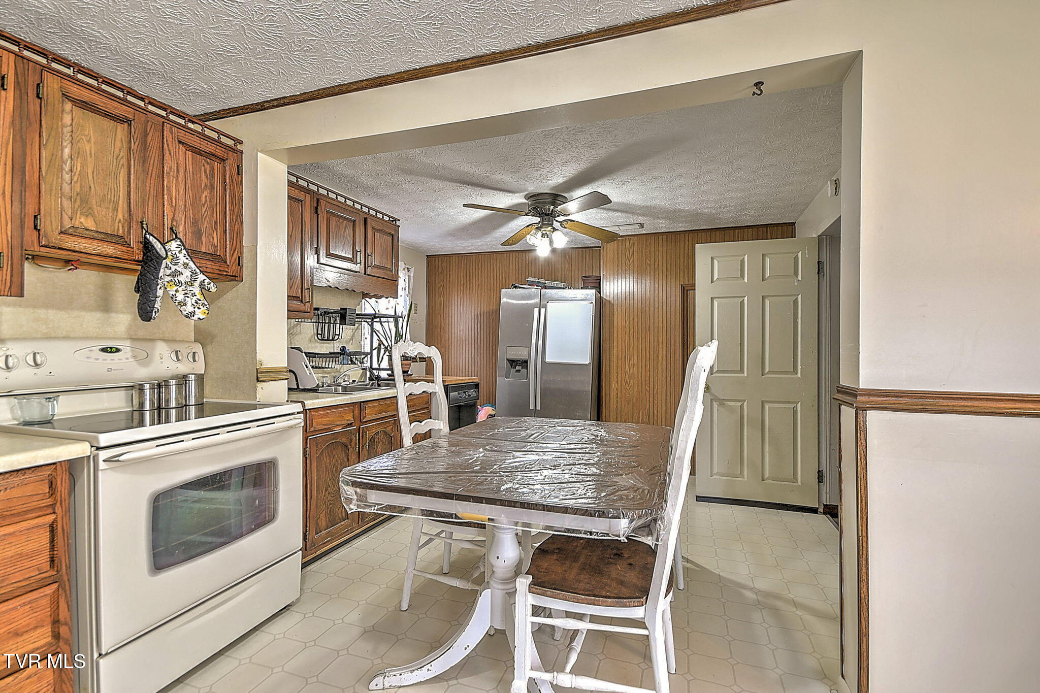 2424 Overlook Road Kingsport, TN 37664 - Photo 4 of 33 4-web-or-mls-2424 Overlook MC-5