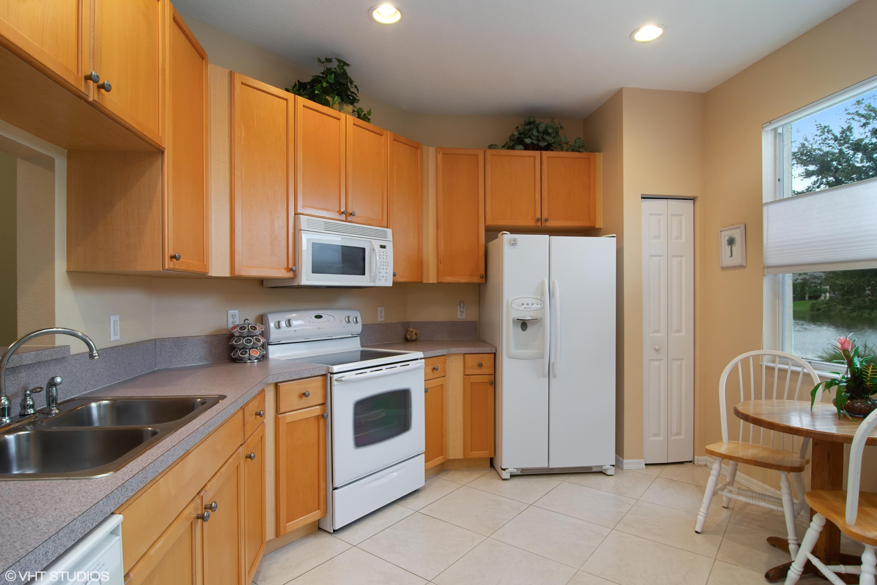 314 Southwest Coconut Key Way Port St. Lucie, FL 34986 - Photo 9 of 28 07_314CoconutKey_177001_Kitchen_HiRes