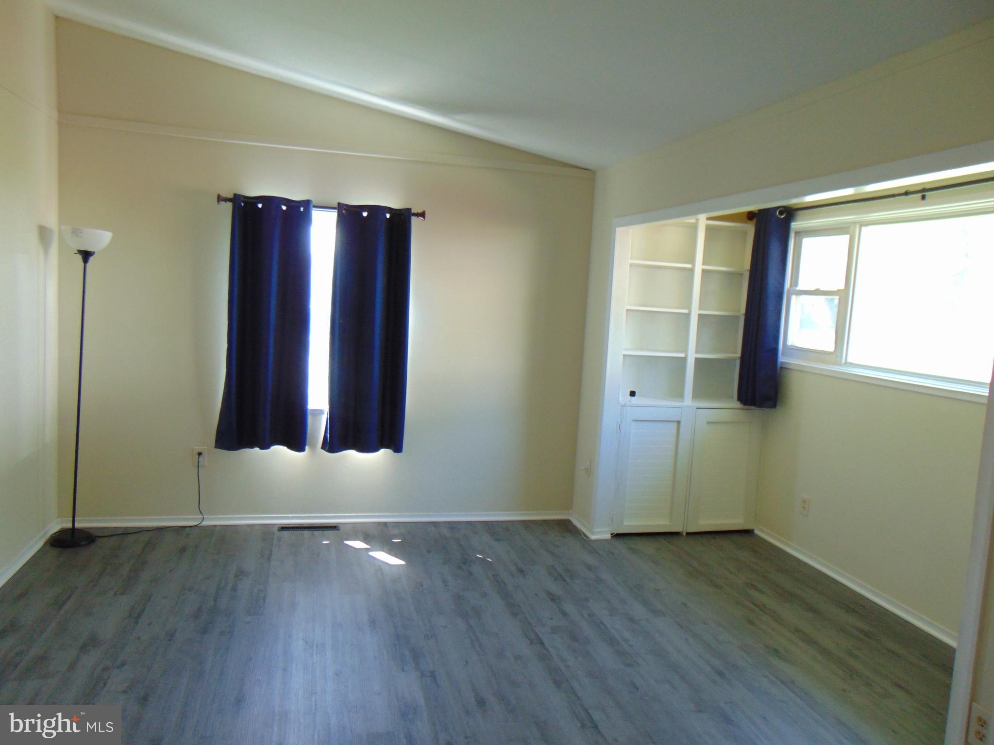 909 Oak Street Frederick, MD 21703 - Photo 3 of 34 Living Room w/ Vaulted Ceiling