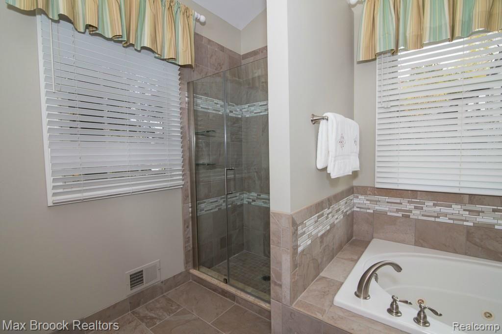 4255 Calumet Drive Rochester, MI 48306 - Photo 19 of 31 19-MSTR BATH.jpg