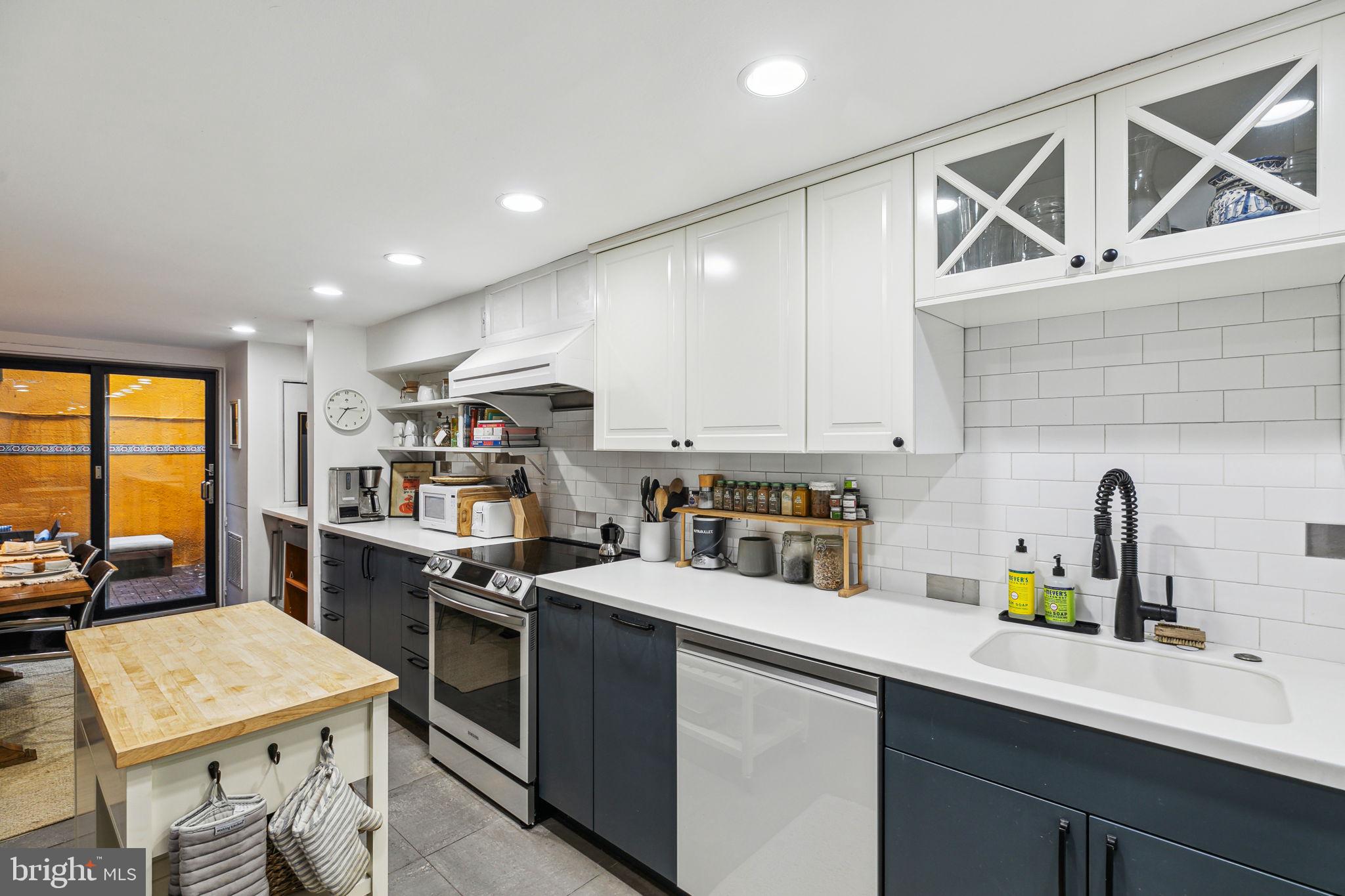 908 Waverly Street Philadelphia, PA 19147 - Photo 3 of 37