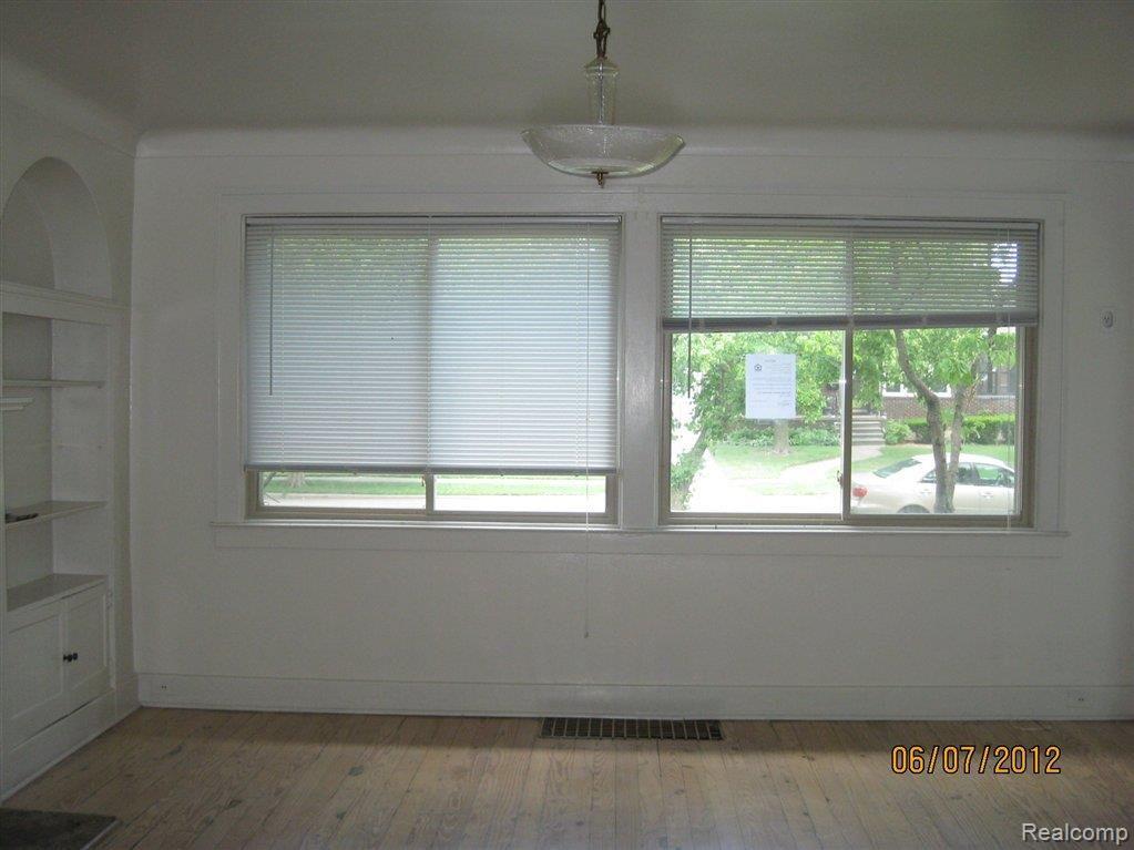 829 Barrington Road Grosse Pointe, MI 48230 - Photo 9 of 25 LIVING ROOM DOUBLE WINDOWS.JPG