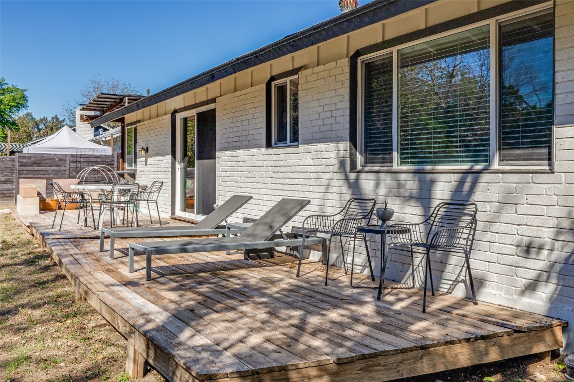 705 Battle Bend Boulevard Austin, TX 78745 - Photo 24 of 27 a view of a patio with table and chairs with wooden floor and fence