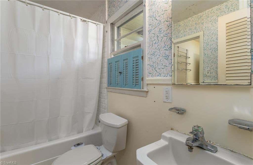 308 Melbourne Road Greensboro, NC 27405 - Photo 15 of 22 Primary bathroom