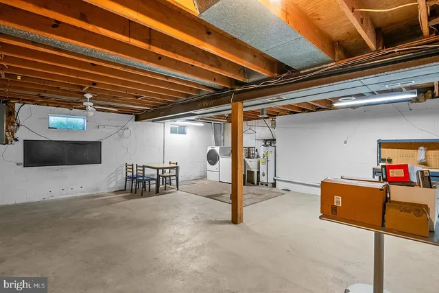 a view of livingroom with furniture