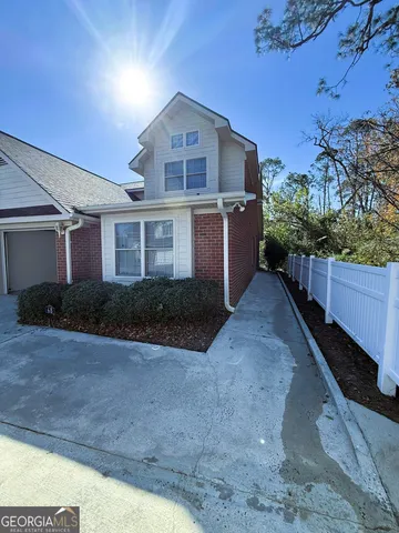 a view of a livingroom with furniture and a ceiling fan