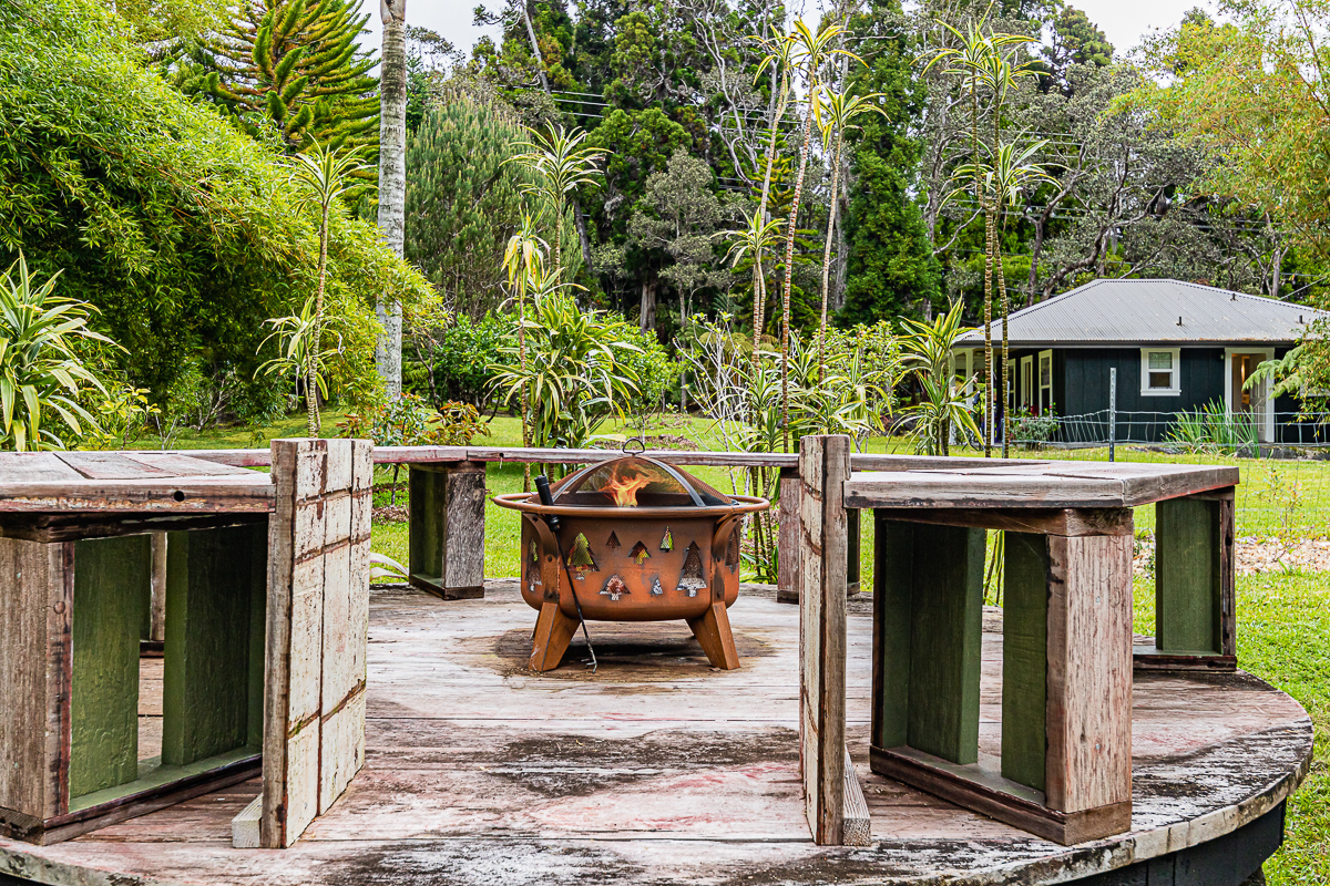 19-4029 Kilauea Road Volcano, HI 96785 - Photo 20 of 30 a view of a patio with table and chairs under an umbrella with a small yard