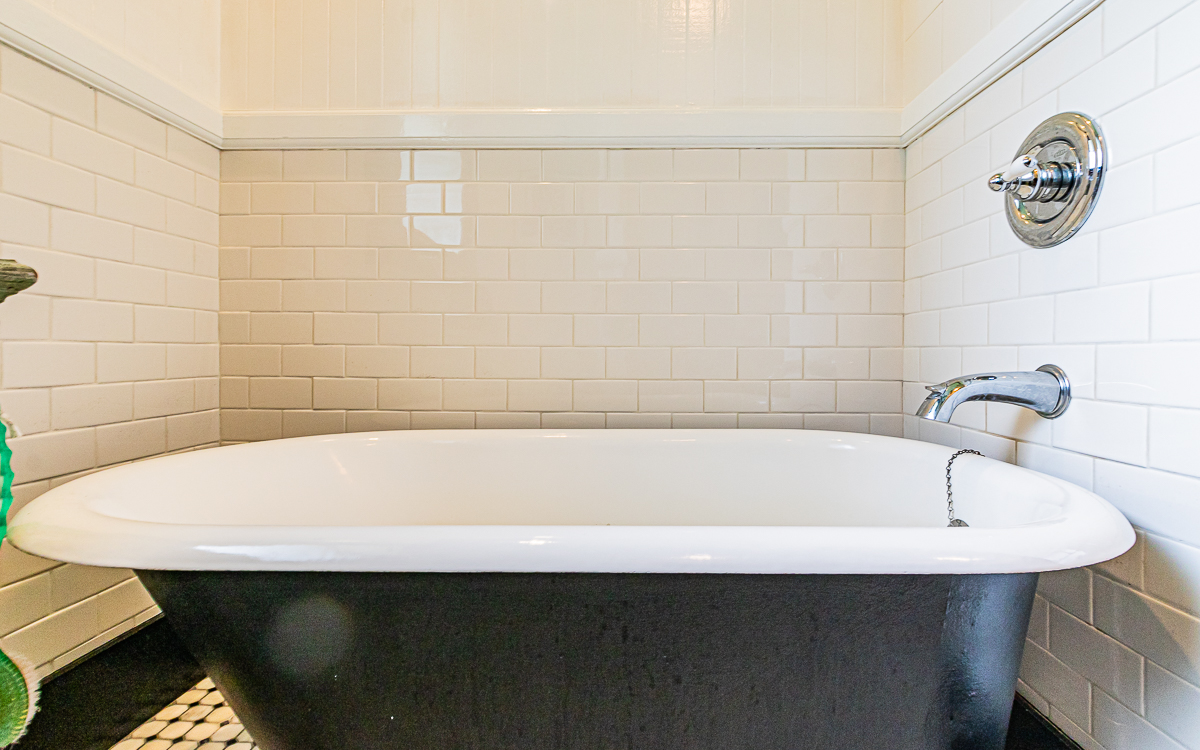 19-4029 Kilauea Road Volcano, HI 96785 - Photo 10 of 30 a bathroom with a sink and a bathtub