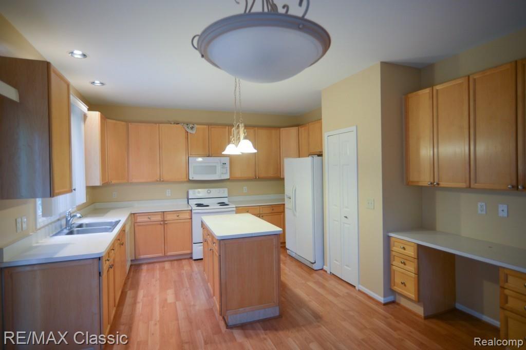 1184 Chesapeake Rochester, MI 48307 - Photo 13 of 36 14.jpg