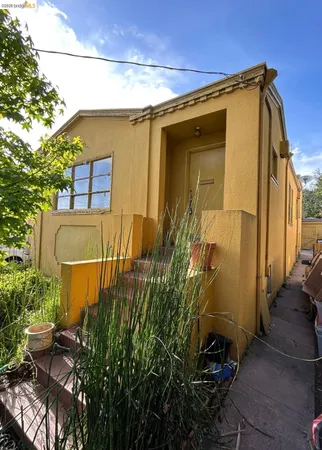 a view of a back yard of the house